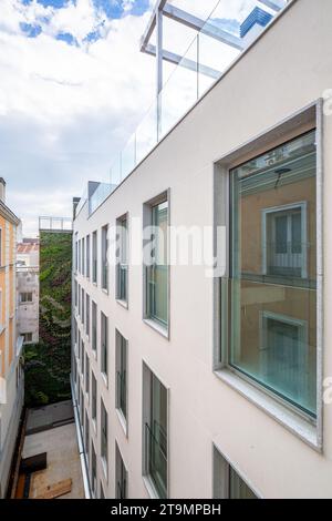 Découvrez le summum de l'élégance et de la sophistication dans ce penthouse de luxe à couper le souffle, situé au cœur de Madrid. Banque D'Images