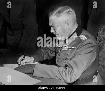 Wilhelm Keitel. Le maréchal Wilhelm Bodewin Johann Gustav Keitel (1882-1946) signant les conditions de reddition ratifiées pour l'armée allemande à Berlin, le 8 mai 1945 Banque D'Images