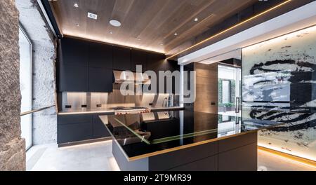 Découvrez le summum de l'élégance et de la sophistication dans ce penthouse de luxe à couper le souffle, situé au cœur de Madrid. Banque D'Images