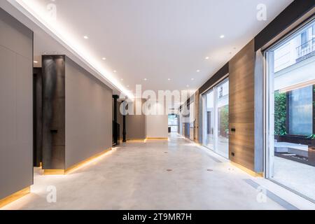 Découvrez le summum de l'élégance et de la sophistication dans ce penthouse de luxe à couper le souffle, situé au cœur de Madrid. Banque D'Images