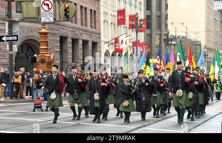 San Francisco, CA - 11 mars 2023 : participants non identifiés 2023 Saint Patrick's Day Parade, le plus grand événement irlandais de la côte ouest célébrant les Irlandais Banque D'Images