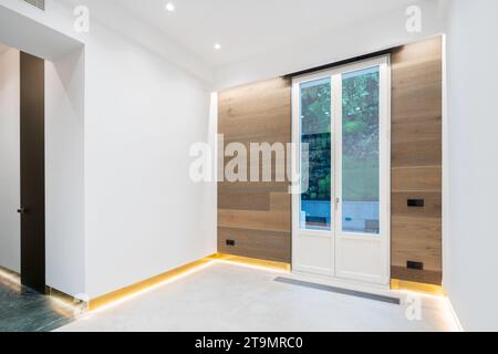 Découvrez le summum de l'élégance et de la sophistication dans ce penthouse de luxe à couper le souffle, situé au cœur de Madrid. Banque D'Images