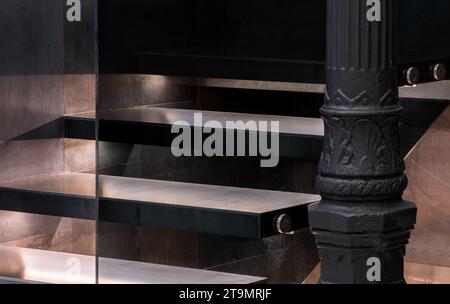 Découvrez le summum de l'élégance et de la sophistication dans ce penthouse de luxe à couper le souffle, situé au cœur de Madrid. Banque D'Images