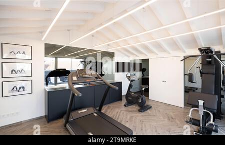 Découvrez le summum de l'élégance et de la sophistication dans ce penthouse de luxe à couper le souffle, situé au cœur de Madrid. Banque D'Images