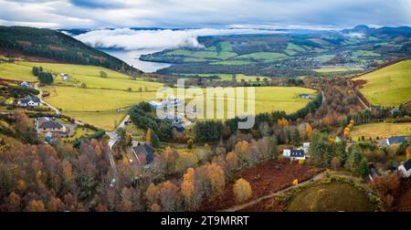 Vue sur Drumnadrochit et Urquhart Bay sur le Loch Ness depuis Drumbuie. Banque D'Images