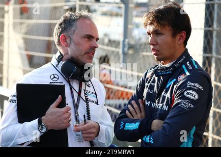 Abu Dhabi, Abu Dhabi. 26 novembre 2023. (De G à D) : James Urwin (GBR) Williams Racing Engineer avec Alexander Albon (THA) Williams Racing sur la grille. Championnat du monde de Formule 1, Rd 23, Grand Prix d'Abu Dhabi, dimanche 26 novembre 2023. Yas Marina circuit, Abu Dhabi, Émirats arabes Unis. Crédit : James Moy/Alamy Live News Banque D'Images