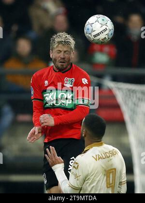 NIJMEGEN - (de gauche à droite) Lasse Schone de NEC Nijmegen Sylla Sow de Go Ahead Eagles lors du match néerlandais d'Eredivisie entre NEC et Go Ahead Eagles à de Goffert le 26 novembre 2023 à Nijmegen, aux pays-Bas. ANP BART STOUTJESDIJK Banque D'Images