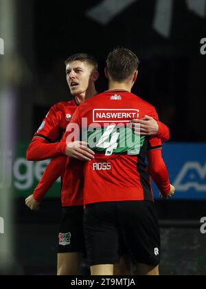 NIJMEGEN - (de gauche à droite) Mees Hoedemakers de NEC Nijmegen, Mathias Ross de NEC Nijmegen célèbre le 1-1 lors du match néerlandais d'Eredivisie entre NEC et Go Ahead Eagles à de Goffert le 26 novembre 2023 à Nijmegen, aux pays-Bas. ANP BART STOUTJESDIJK Banque D'Images