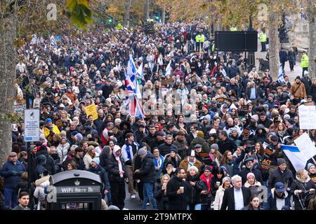 Londres, Royaume-Uni. 26 novembre 2023. Des dizaines de milliers de manifestants ont défilé à travers le centre de Londres pour protester contre l'antisémitisme et pour manifester leur solidarité avec Israël, amdissant le conflit du pays avec le groupe militant Hamas. Crédit : Shing Hei Yip/Alamy Live News Banque D'Images