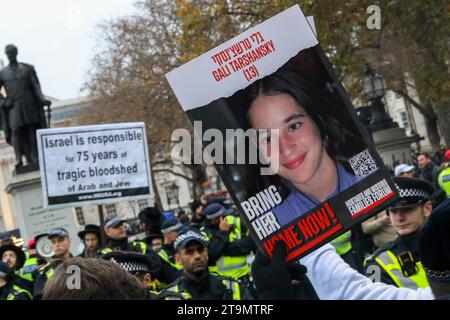 Londres, Royaume-Uni. 26 novembre 2023. Des dizaines de milliers de manifestants ont défilé à travers le centre de Londres pour protester contre l'antisémitisme et pour manifester leur solidarité avec Israël, amdissant le conflit du pays avec le groupe militant Hamas. Crédit : Shing Hei Yip/Alamy Live News Banque D'Images