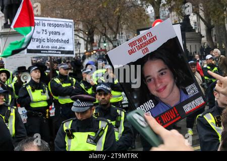 Londres, Royaume-Uni. 26 novembre 2023. Les manifestants de la Marche contre l'antisémitisme se sont affrontés avec un certain nombre de contre-manifestants pro-palestiniens qui portaient des vêtements religieux juifs. Crédit : Shing Hei Yip/Alamy Live News Banque D'Images