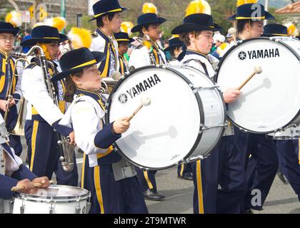 Dublin, CA - 18 mars 2023 : participants à la 39e parade annuelle de la Saint Patrick à Dublin. Wells Middle School Marching Band jouant Banque D'Images