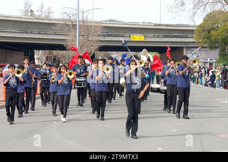 Dublin, CA - 18 mars 2023 : participants à la 39e parade annuelle de la Saint Patrick à Dublin. School Marching Band jouant Banque D'Images