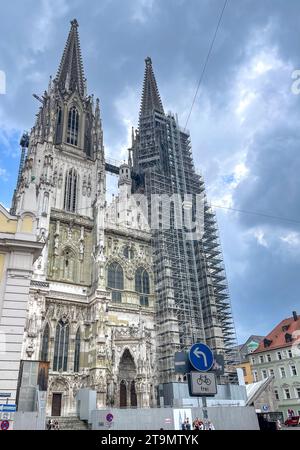 Regensburg, Bavière, DE - 5 juin 2023 vue verticale de la cathédrale gothique de Regensburg, également connue sous le nom de Dom St. Peter ou Regensburger Dom.) En cours Banque D'Images