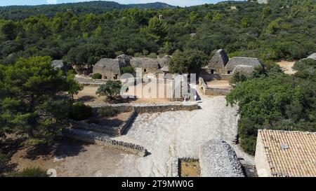 Ancien village des Bories et ses trente cabanes, dont l'exceptionnelle architecture en pierre sèche lui a valu d'être proche de Gordes en France, avec des maisons, objiec Banque D'Images