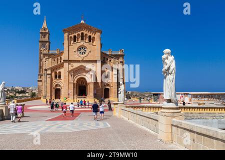 Ta Pinu, Malte - 26 août 2019 : les touristes visitent la basilique du sanctuaire national de la Sainte Vierge de Ta Pinu par une journée ensoleillée Banque D'Images