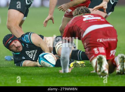 Swansea, Royaume-Uni. 26 novembre 2023. Morgan Morris des Ospreys (l). United Rugby Championship, Ospreys v Scarlets au stade Swansea.com de Swansea, pays de Galles du Sud, le dimanche 26 novembre 2023. photo par Geraint Nicholas/Andrew Orchard photographie sportive/Alamy Live News crédit : Andrew Orchard photographie sportive/Alamy Live News Banque D'Images