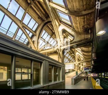 Newark, NJ – US – 12 novembre 2023 vue du paysage des voyageurs sur la plate-forme D de Newark Penn Station à Newark, New Jersey. Banque D'Images