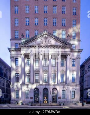 Newark, NJ – États-Unis – 12 novembre 2023 le gratte-ciel néoclassique de 17 étages construit en 1929, est maintenant un établissement résidentiel de l’Université Rutgers, Ruth Bader Ginsbu Banque D'Images