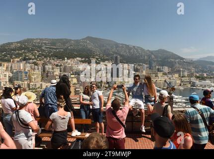 Monaco - 20 juin 2019 : foule de touristes dans le centre de Monaco. Banque D'Images