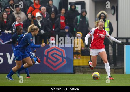 Londres, Royaume-Uni. 26 novembre 2023. Londres, Angleterre, 26 novembre 2023 : Frida Maanum (12 Arsenal) fait une passe lors du match de FA Women's Super League entre Arsenal et West Ham au Meadow Park à Londres, Angleterre (Alexander Canillas/SPP) crédit : SPP Sport Press photo. /Alamy Live News Banque D'Images