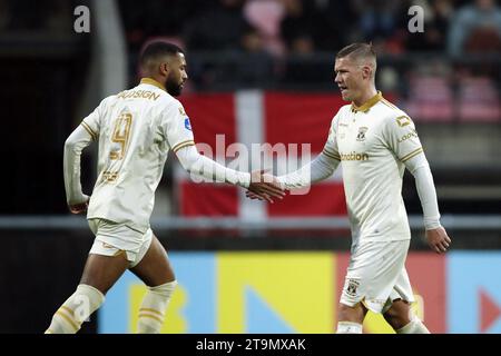 NIJMEGEN - (de gauche à droite) Sylla Sow de Go Ahead Eagles, Victor Edvardsen de Go Ahead Eagles lors du match néerlandais d'Eredivisie entre NEC et Go Ahead Eagles à de Goffert le 26 novembre 2023 à Nijmegen, pays-Bas. ANP BART STOUTJESDIJK Banque D'Images