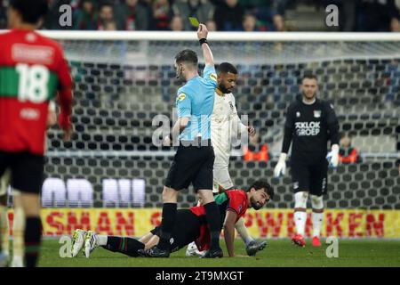 NIJMEGEN - (de gauche à droite) arbitre Robin Hensgens, Philippe Sandler de NEC Nijmegen, Sylla Sow de Go Ahead Eagles lors du match néerlandais d'Eredivisie entre NEC et Go Ahead Eagles à de Goffert le 26 novembre 2023 à Nijmegen, pays-Bas. ANP BART STOUTJESDIJK Banque D'Images