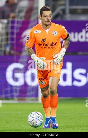 ROTTERDAM, PAYS-BAS - NOVEMBRE 26 : le gardien Nick Olij (Sparta Rotterdam) contrôle le ballon lors du match d'Eredivisie entre Sparta Rotterdam et FC Banque D'Images