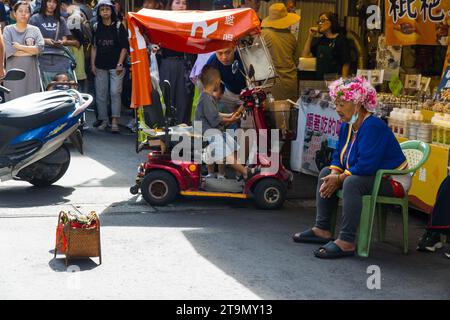 Sun Moon Lake, Yuchi, Taiwan - 9 octobre 2023 : un Thao taïwanais local exécute des rituels ancestraux en tenue traditionnelle au marché local de Sun Moon Lake Banque D'Images