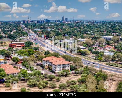 Vue aérienne de la Skyline de Gaborone, paysage urbain sur la zone verte et le centre commercial principal, zone résidentielle et commerciale dans le centre-ville de Gaborone, Botswan Banque D'Images