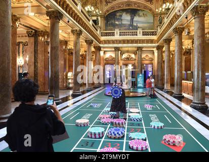 Monaco - 20 juin 2019 : touristes à l'intérieur du Casino Monte Carlo à Monaco. Banque D'Images