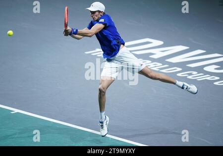 L'Italien Matteo Arnaldi en action lors de la finale de la coupe Davis 2023 au Palacio de Deportes Jose Maria Martin Carpena à Malaga, Espagne. Date de la photo : dimanche 26 novembre 2023. Banque D'Images