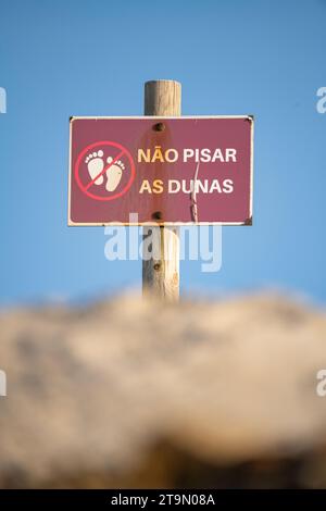Panneau écrit en portugais interdisant de marcher sur les dunes. Banque D'Images