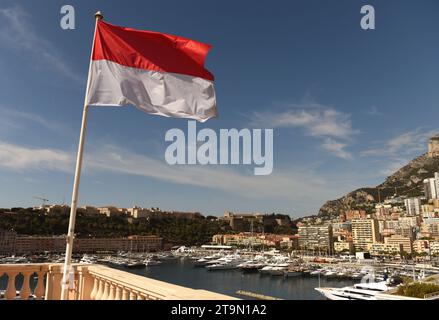 Brandissant le drapeau de Monaco au centr de Monaco. Banque D'Images