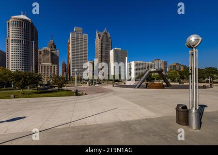 HART Plaza dans le centre-ville de Detroit sur la rivière Detroit. L'officier et aventurier français Antoine Laumet de la Mothe serait arrivé à peu près à cet endroit en 1701. Il fonda la colonie de fort Pontchartrain du Détroit. HART Plaza avec la fontaine Horace E. Dodge et le Renaissance Center à Detroit, aux États-Unis Banque D'Images