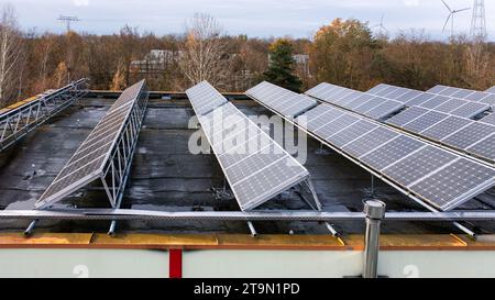 Un système solaire a été installé sur un toit plat Banque D'Images