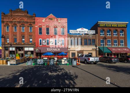 Rangée de maisons à Eastern Market Detroit. Le plus grand marché agricole en plein air du Michigan a été fondé en 1841 et a déménagé à son emplacement actuel en 1891. Food Eastern Market à Detroit, États-Unis Banque D'Images