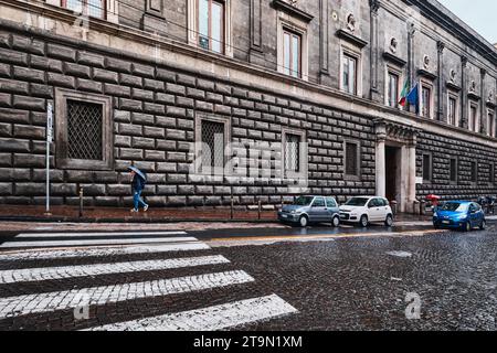 Naples, Italie - novembre 8 2023 : Palais Orsini di Gravina du 16e siècle dans la via Monteoliveto, siège de la Faculté d'Architecture Federico II Banque D'Images