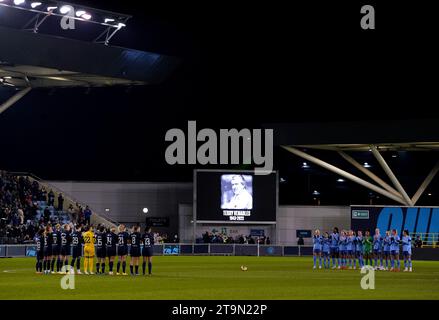 Joueuses et supporters prennent part à une minute d'applaudissements à la mémoire de Terry Venables, ancien entraîneur anglais et joueur de Tottenham Hotspur, avant le match de Super League féminine des Barclays au Manchester City joie Stadium, Manchester. Date de la photo : dimanche 26 novembre 2023. Banque D'Images