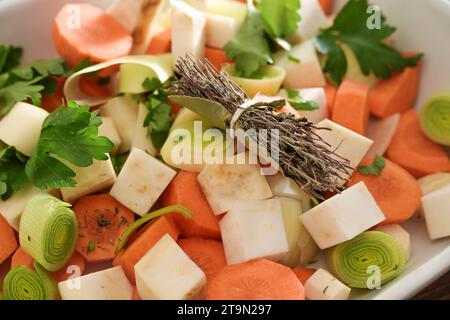 Mirepoix et bouquet garni, mélange cru de légumes coupés en dés et d'un paquet d'herbes séchées, ingrédients pour le bouillon de cuisson, soupe, ragoût ou sauce, gros plan Banque D'Images