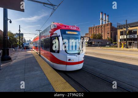 « Qline » est le nom du tramway sur Woodward Avenue à Detroit. Construit et parrainé comme moyen de transport pour les employés de Quicken Loans au siège social de l'entreprise au centre-ville de Detroit. Le tramway est à la disposition des passagers gratuitement. La ligne de tramway QLine en face de la centrale historique de chauffage à vapeur Willis Avenue Station à Detroit, aux États-Unis Banque D'Images
