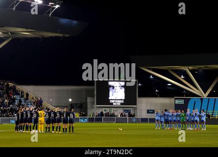 Joueuses et supporters prennent part à une minute d'applaudissements à la mémoire de Terry Venables, ancien entraîneur anglais et joueur de Tottenham Hotspur, avant le match de Super League féminine des Barclays au Manchester City joie Stadium, Manchester. Date de la photo : dimanche 26 novembre 2023. Banque D'Images