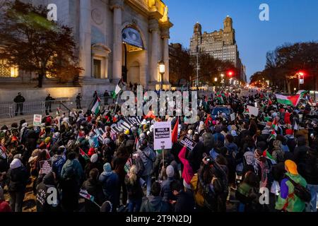 NEW YORK, NEW YORK - 25 NOVEMBRE : des manifestants pro-palestiniens brandissent des panneaux devant le Musée américain d'histoire naturelle demandant un cessez-le-feu permanent entre Israël et le Hamas lors d'une manifestation surnommée la « tournée anticoloniale » le 25 novembre 2023 à New York. Le groupe militant palestinien Hamas a lancé une attaque surprise contre Israël depuis Gaza par terre, mer et air, le week-end dernier, tuant plus de 900 personnes et en blessant plus de 2000, selon des rapports récents de l'agence. Des rapports ont également indiqué que des soldats et des civils israéliens ont été enlevés par le Hamas et emmenés à Gaza. L'attaque a provoqué un décl Banque D'Images
