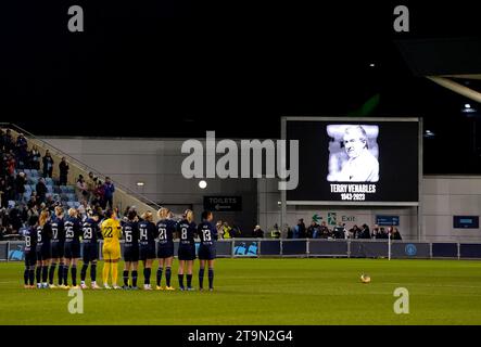 Joueuses et supporters prennent part à une minute d'applaudissements à la mémoire de Terry Venables, ancien entraîneur anglais et joueur de Tottenham Hotspur, avant le match de Super League féminine des Barclays au Manchester City joie Stadium, Manchester. Date de la photo : dimanche 26 novembre 2023. Banque D'Images