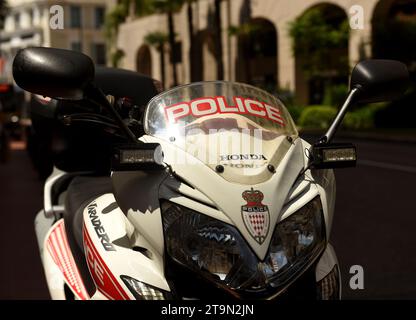 Monaco - 20 juin 2019 : une moto de police de Monaco dans la rue de Monaco. Banque D'Images