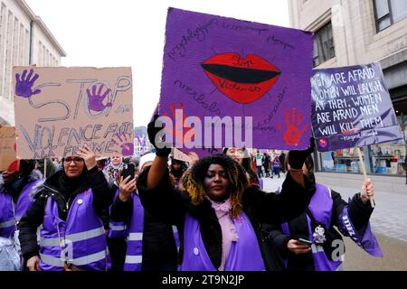 Bruxelles, Belgique. 26 novembre 2023. People participe à une manifestation nationale dans le cadre de la Journée internationale pour l’élimination de la violence à l’égard des femmes à Bruxelles, Belgique, le 26 novembre 2023. Crédit : ALEXANDROS MICHAILIDIS/Alamy Live News Banque D'Images