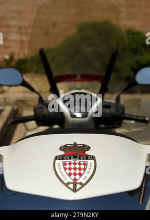 Monaco - 20 juin 2019 : une moto de police de Monaco dans la rue de Monaco. Banque D'Images