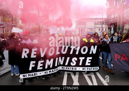 Bruxelles, Belgique. 26 novembre 2023. People participe à une manifestation nationale dans le cadre de la Journée internationale pour l’élimination de la violence à l’égard des femmes à Bruxelles, Belgique, le 26 novembre 2023. Crédit : ALEXANDROS MICHAILIDIS/Alamy Live News Banque D'Images