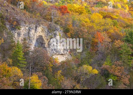 Une falaise sur une colline en automne. Banque D'Images