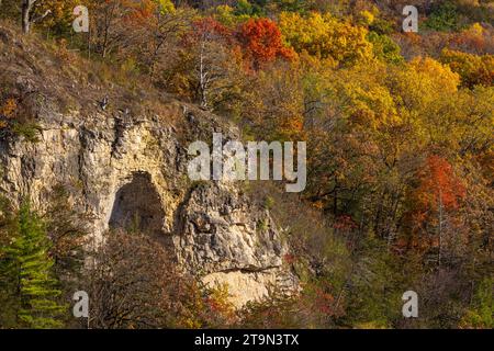 Une falaise sur une colline en automne. Banque D'Images